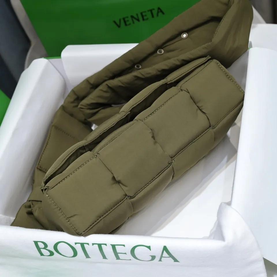 #𝐂𝐀𝐒𝐒𝐄𝐓𝐓𝐄 Nylon tofu tofu bag This Cassette is so cute, its cute appearance does not affect its practicality and the capacity is good! The fabric is low-key and very textured, suitable for daily wear with casual wear. The cross-woven design of the wide cloth is really stunning. The bag has a puffy shape and feels like a piece of tofu. It can be worn on one shoulder, cross-body or as a waist bag. You can also adjust the shoulder strap to the size of the bag under the armpit, so you can have it all! S30x15cm【8951#】real shot